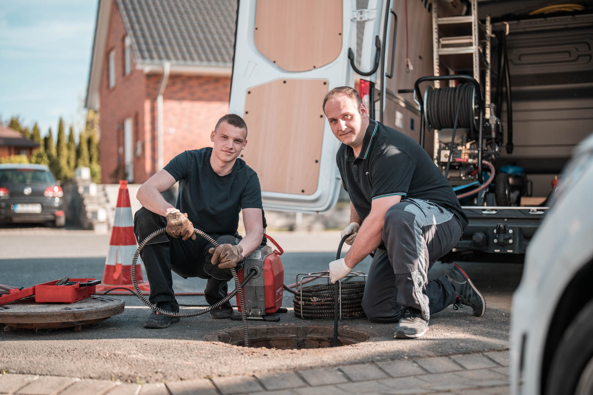 RohrDoktor24 Team bei der Arbeit am Kanal